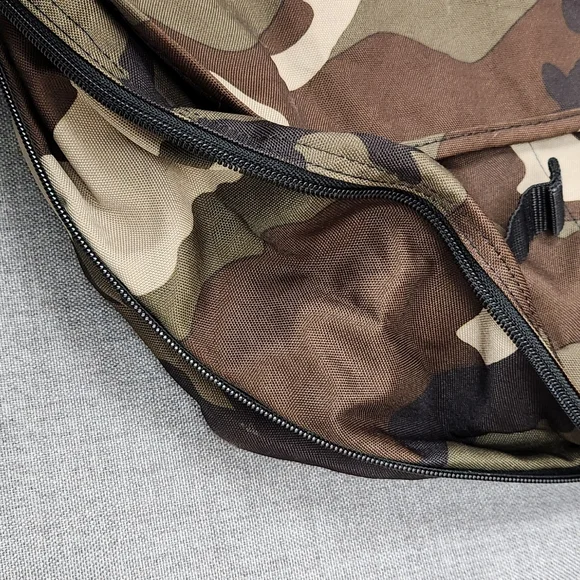 Eastpak Camo Messenger Crossbody Multi Compartment Bag. - Picture 4 of 9